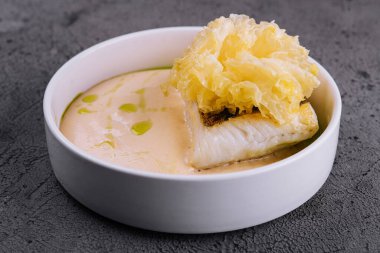 Kızarmış balık fileto soslu hollandaise.