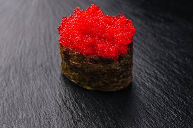 Siyah havyarlı Gunkan maki.