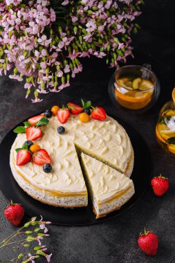 Meyveli haşhaşlı cheesecake.