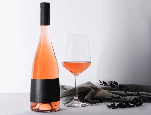 Γυαλί Και Μπουκάλι Ροζέ Κρασί Ελαφρύ Φόντο — Φωτογραφία Αρχείου