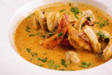 Tayland baharatlı beyaz kâse içinde karides Tom Yam kung