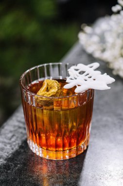 Eski moda bardakta Negroni kokteyli.