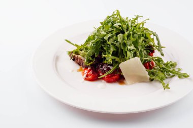 İtalyan biftekli Tagliata salatası, yaban roketi, vişneli domates ve parmesan peyniri.