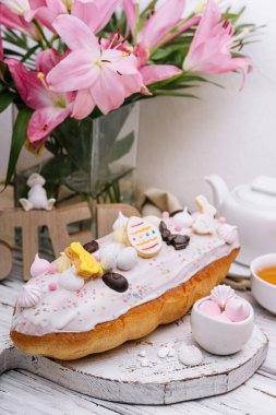 Çikolatalı tavşan ve yumurtalarla süslenmiş Paskalya pastası.