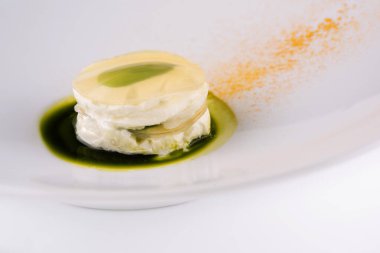 Elma şuruplu beyaz kremalı tatlı.