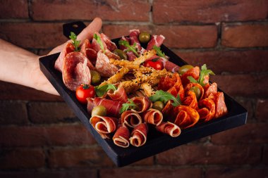 Geleneksel İspanyol jamonu, prosciutto crudo, İtalyan salamı, parma jambonu.