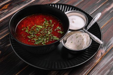 Ekmek, domuz yağı ve ekşi kremayla servis edilen iştah açıcı çorba.