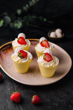 Çilekli ve raffaellolu güzel pavlova kekleri.