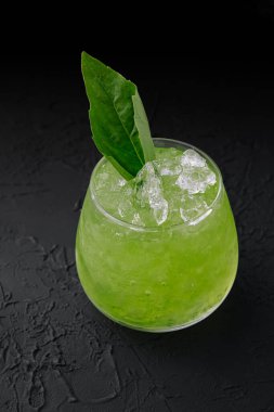 Siyah üzerine buzlu yeşil kokteyl.