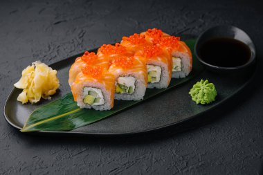 Siyah tabakta avokadosu olan Philadelphia Sushi.