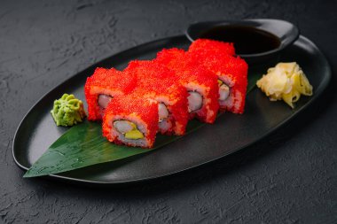 İştah açıcı Kaliforniya suşisi pirinç, karides ve avokado ile birlikte.