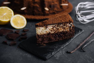 Vanilyalı ve çikolatalı kek.