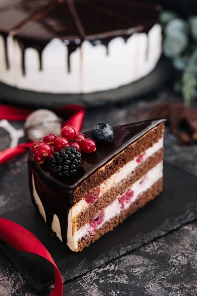 초콜릿 방울이 바닐라 스펀지 케이크와 — 스톡 사진