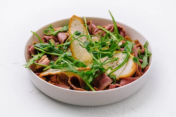 Warmer Salat Aus Kalb Und Rucola Mit Mandeln — Stockfoto