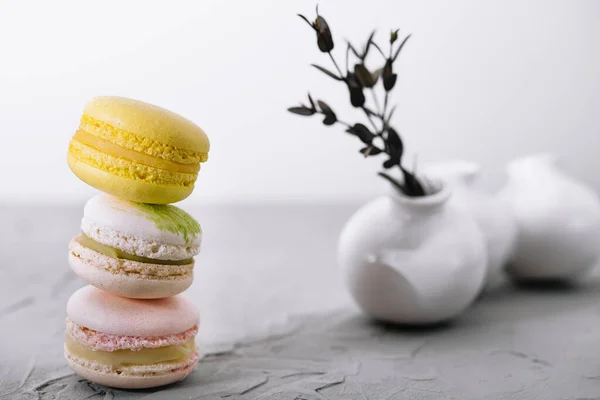 Empilement Macarons Colorés Français Sur Table Bois — Photo