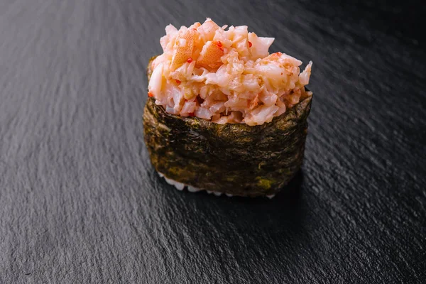 Sushi Gunkan Con Atún Picante Escritorio Negro — Foto de Stock