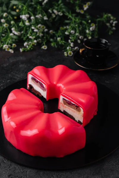라즈베리 케이크를 접시에 놓는다 — 스톡 사진