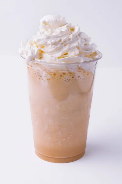 ホワイトにホイップクリームとチョコレートミルクシェイク — ストック写真