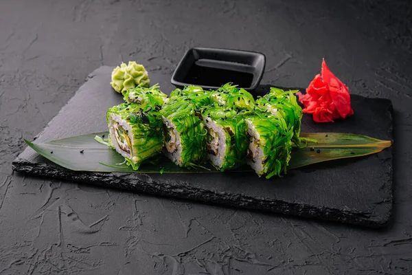 Suşi Wasabi Yosun Salatasıyla Süslenmiş Uramaki — Stok fotoğraf