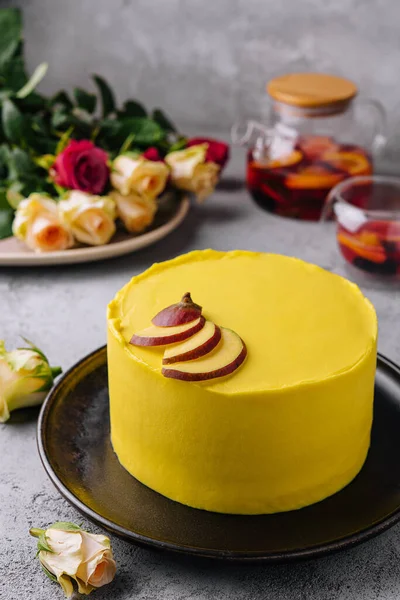 Желтый Торт Чаем Розами — стоковое фото