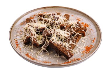 Tabağında peynir olan çavdar ekmeği.