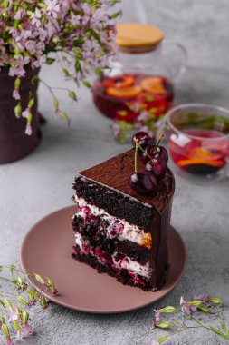 Kiraz ve çikolata krema ile çikolatalı kek