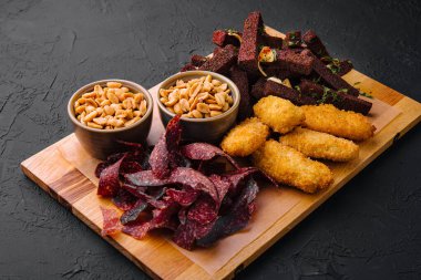 Bira için ahşap tepside sıcak aperatif