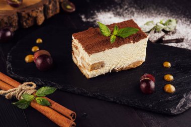 Tiramisu rendelenmiş çikolata ve nane dalı ile
