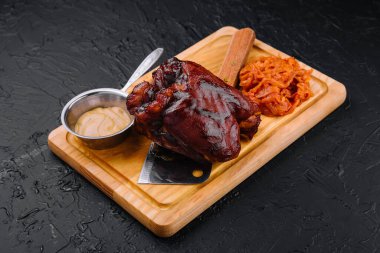 Tahtada domuz budu var.