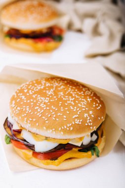 Vegan sebzeler hamburger somun sos ve gevrek fırında patlıcan