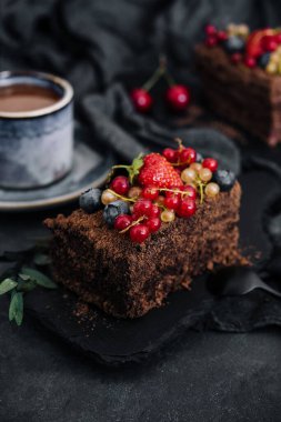 Taze böğürtlenlerle süslenmiş lezzetli çikolatalı pasta