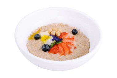 Çilekli yulaf ezmesi, yaban mersini ve fındıklı