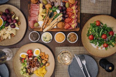 geniş çeşitlilikte italyan antipasti üst görünümü