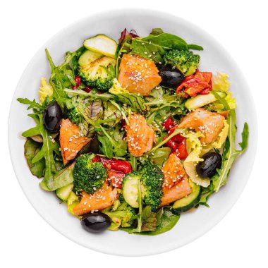 Fırında balık salatası, somon, brokoli, salata.