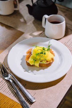 Hollandaise soslu yumurta ve kızarmış somon.
