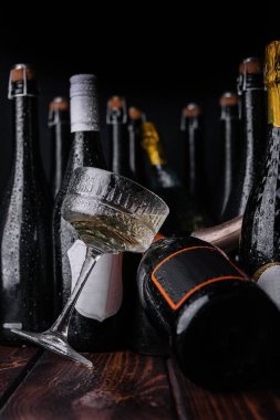Farklı şampanya şişeleri ve beyaz şampanya.