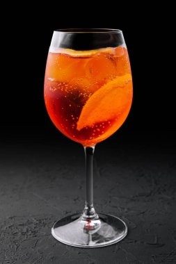Aperol spritz siyah arka plan üzerine kokteyl bardak