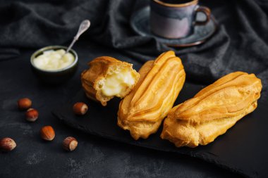 Taş tahtada kremalı ekler.