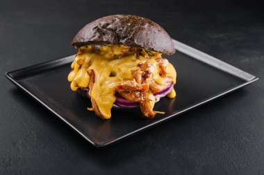 Siyah domuz etli siyah hamburger.