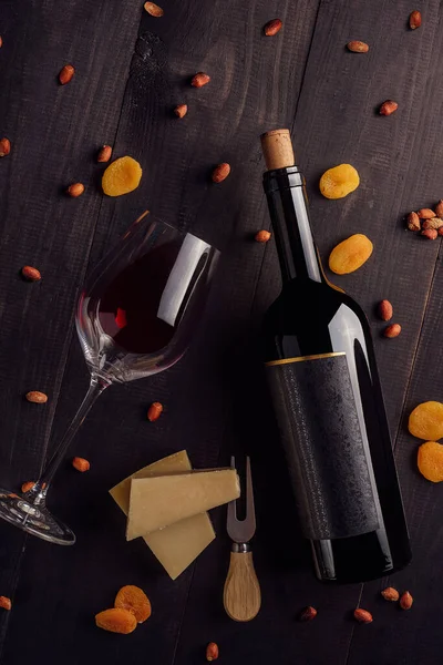 Γυάλινο Και Μπουκάλι Κόκκινο Κρασί Τυρί Αποξηραμένα Βερίκοκα Και Ξηρούς — Φωτογραφία Αρχείου