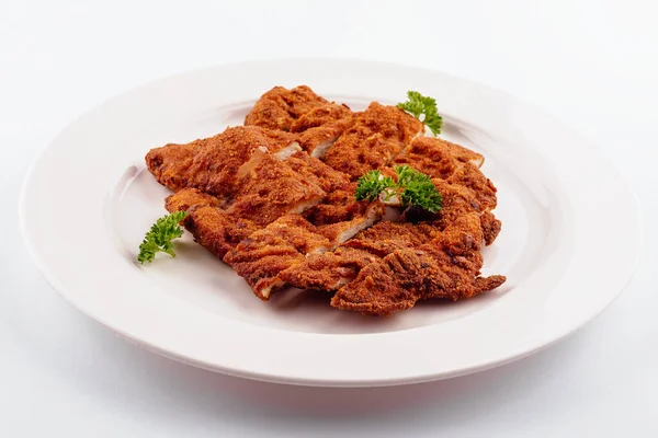 Hühnerschnitzel Scheiben Geschnitten Auf Weißem Teller — Stockfoto