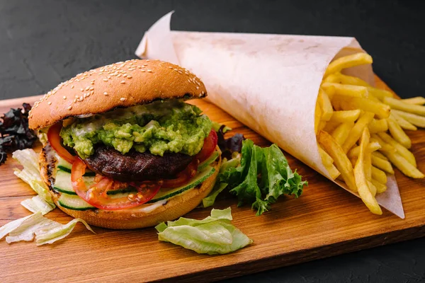 Burger Met Frietjes Houten Dienblad — Stockfoto