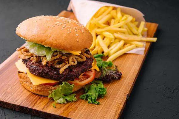 Hamburger Met Uienchips Frietjes — Stockfoto