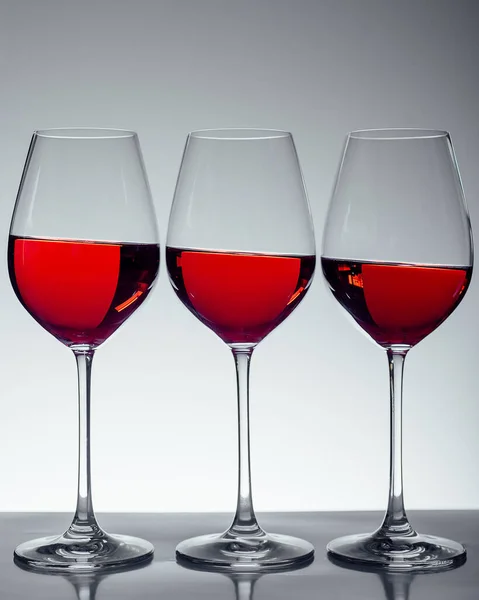 Reeks Van Drie Glazen Wijn Grijze Achtergrond — Stockfoto