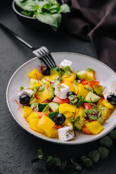 Salada Grega Com Queijo Feta Azeitonas Legumes — Fotografia de Stock