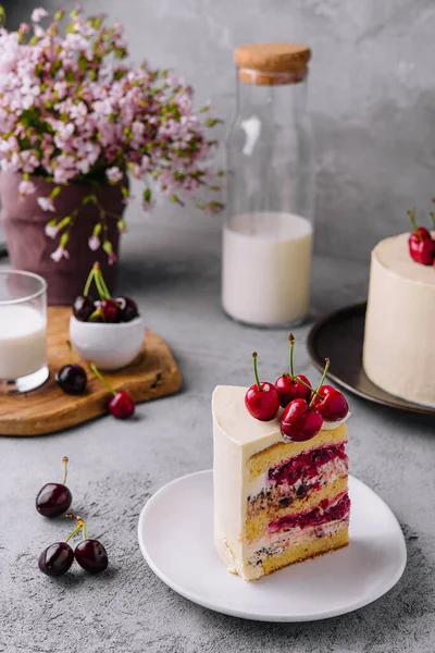 버찌와 케이크 — 스톡 사진