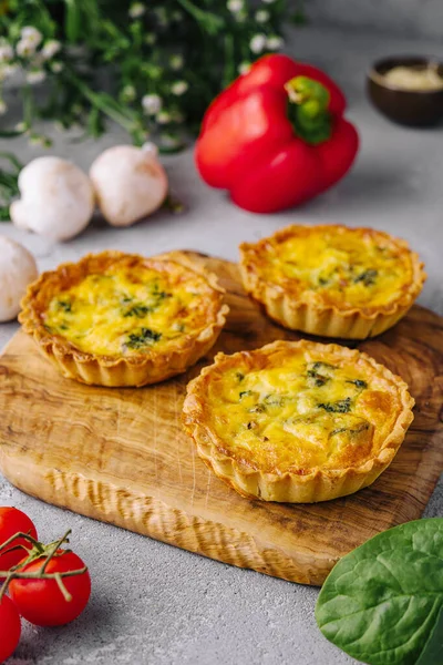 Mini ısırık büyüklüğünde kiş aperatifleri