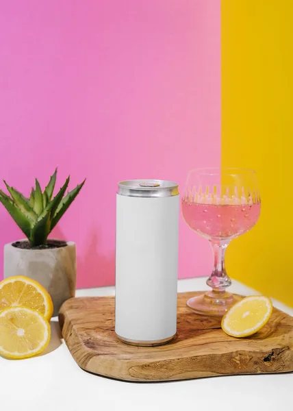 Limonade Einer Dose Mit Rosa Champagner Auf Rosa Gelbem Hintergrund — Stockfoto