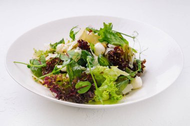 Beyaz tabakta sağlıklı mozzarella salatası