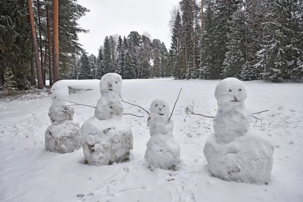 雪が見えない子供たちにとっては冬の楽しみ — ストック写真